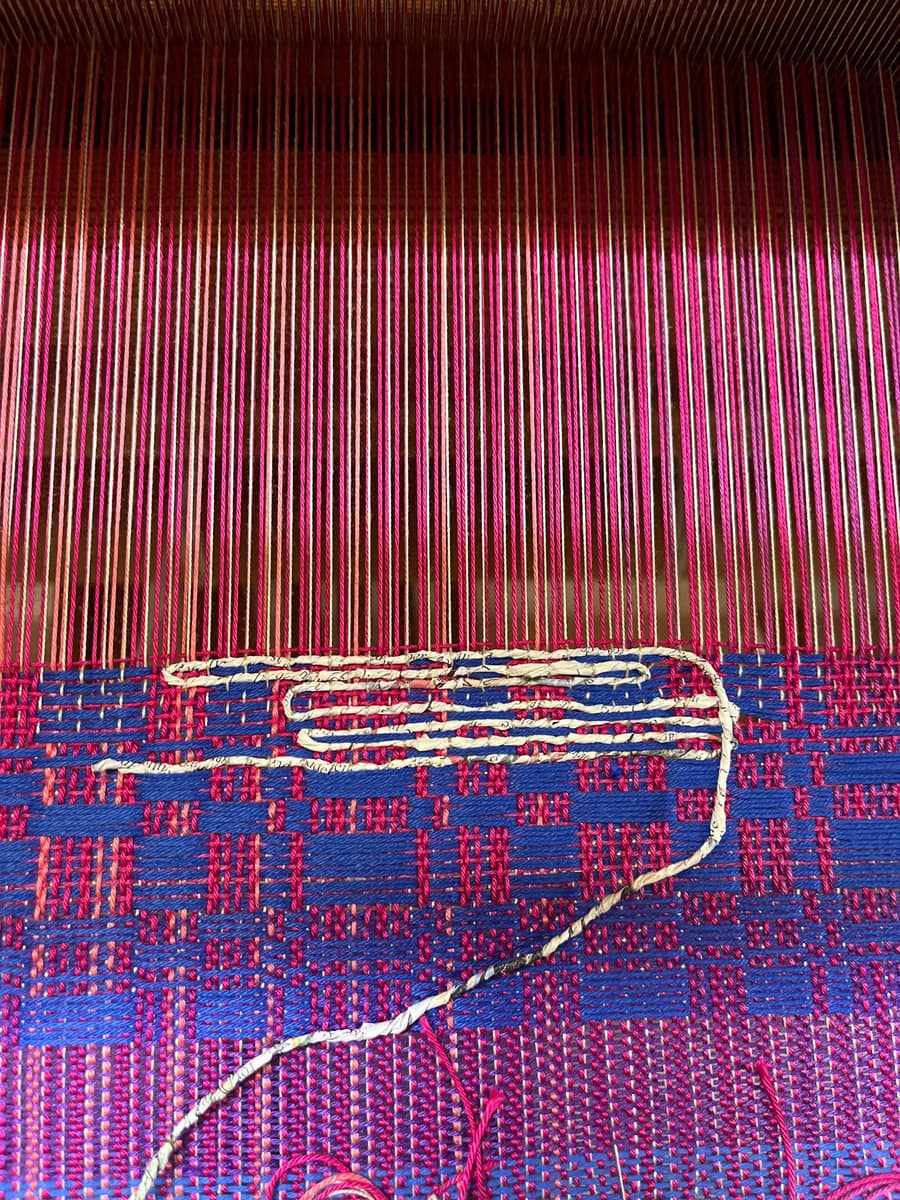 Tissu rose et bleu avec accents de fil de papier journal